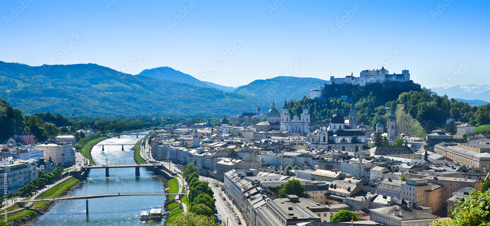 Naklejka premium Panorama Salzburga w Austrii, Europie. Miasto festiwalowe, w którym urodził się Wolfgang Amadeus Mozart. Widok na zamek, Moenchsberg, stare miasto i rzekę Salzach.