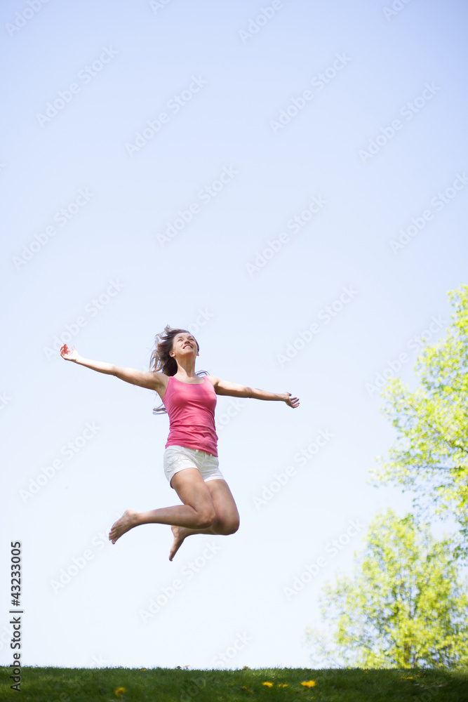 Frau springt im Park Frau springt im Park