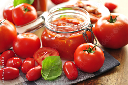Tomaten, Basilikum © photocrew