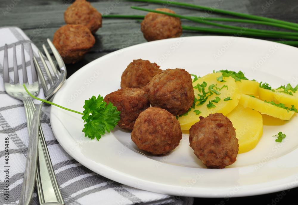 Hackbällchen mit Kartoffeln Stock-Foto | Adobe Stock