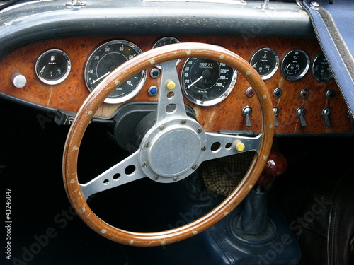 Cockpit eines typischen britischen Roadster mit Holzlenkrad und Armaturen aus Edelholz im Sommer beim Oldtimertreffen in der Klassikstadt in Frankfurt am Main Fechenheim in Hessen photo