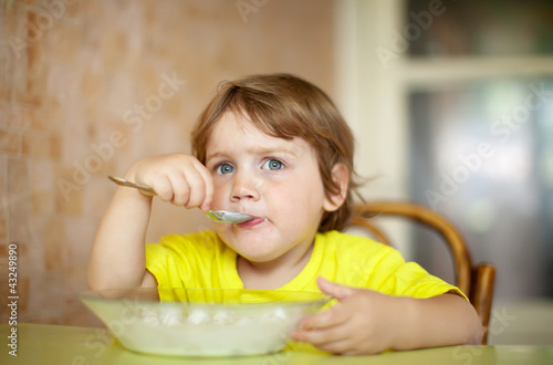 2 years child himself eats from plate