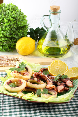 Fried squid with lettuce and lemon
