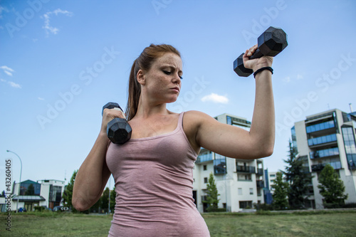 Obraz na płótnie Sensual girl keep fit in a urban landscape w salonie