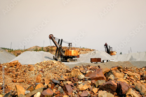 Billede på lærred Excavators in a quarry