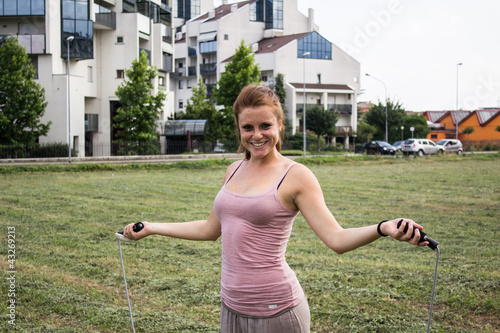 Obraz na płótnie Sensual and happy girl keep fit in a urban landscape w salonie