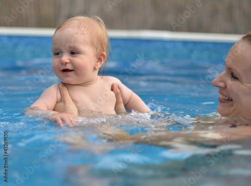 bébé dans la piscine