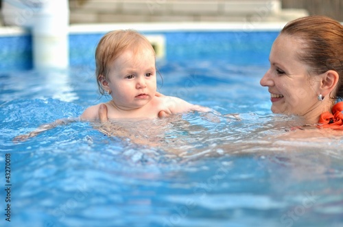 mère et bébé dans la piscine © muro