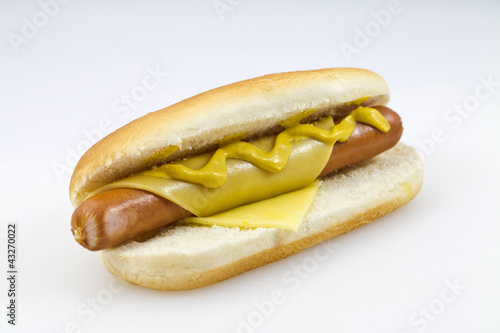 Hot Dog mit Käse und Senf