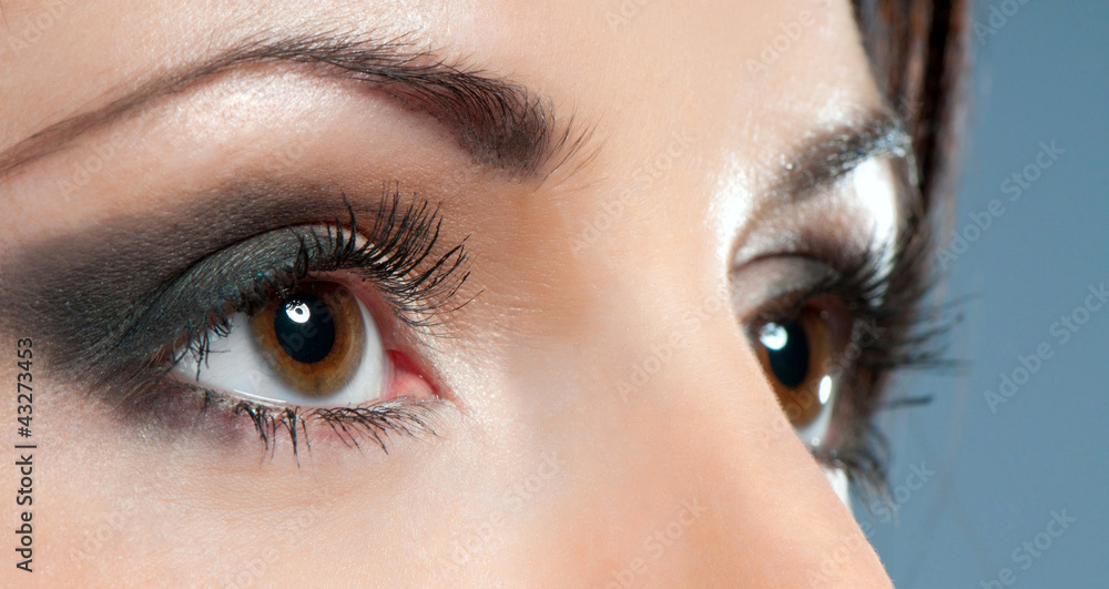 Obraz premium eyes close-up with make up