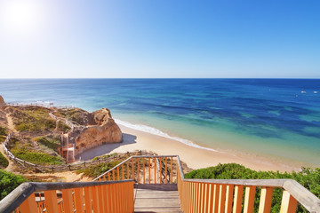 Fototapete Abstieg zum Strand Treppenabstieg zum Strand in Portugal  © Sergo