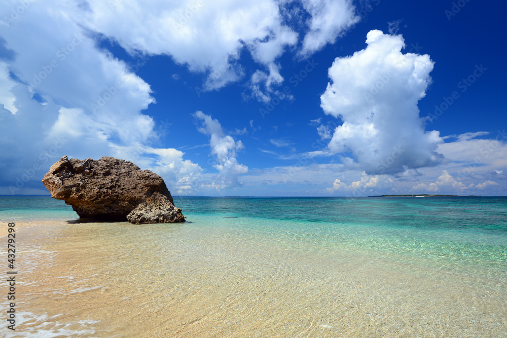 コマカ島の透明な珊瑚の海と夏空