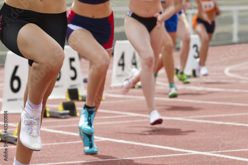 starting female runners © mezzotint_fotolia