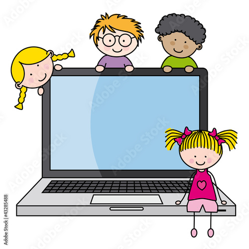 niños con un ordenador portatil