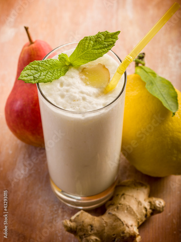 milkshake with pears ginger and lemon