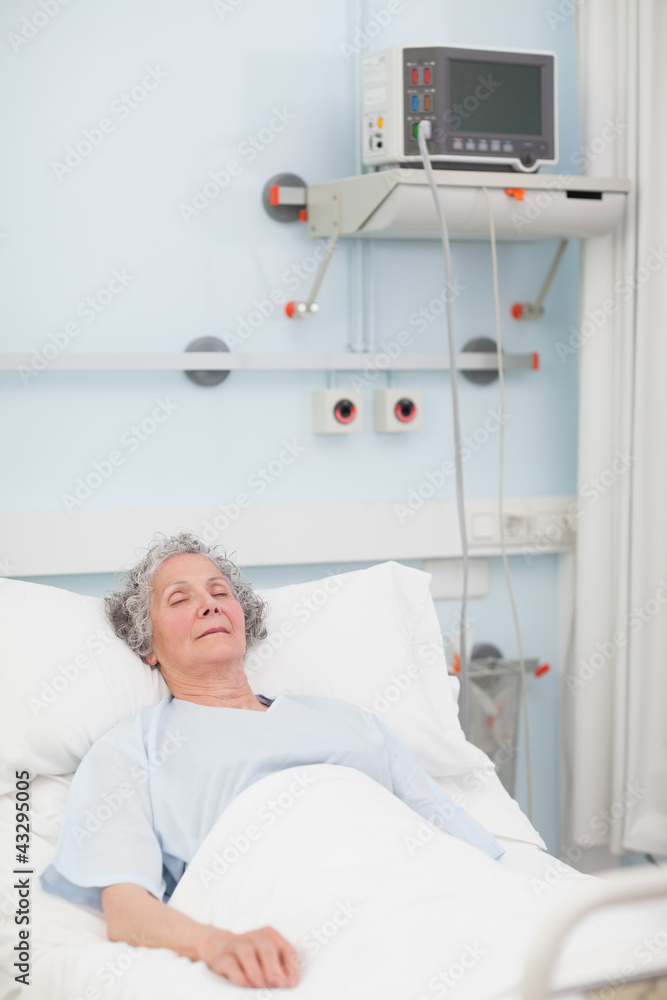 Obraz premium Elderly patient lying with closed eyes