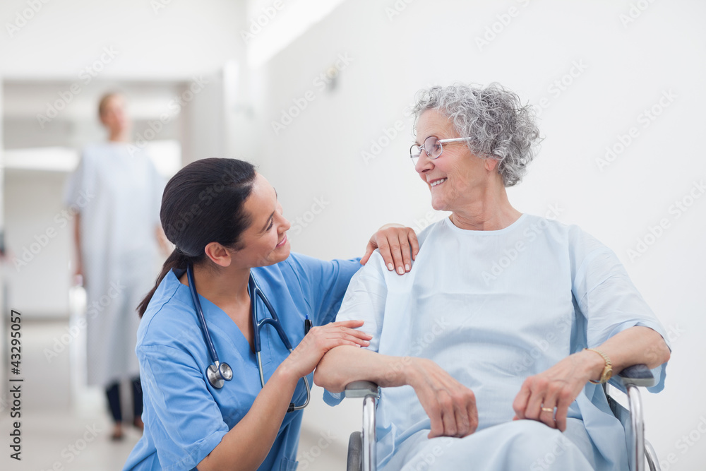 Obraz premium Elderly patient looking at a nurse