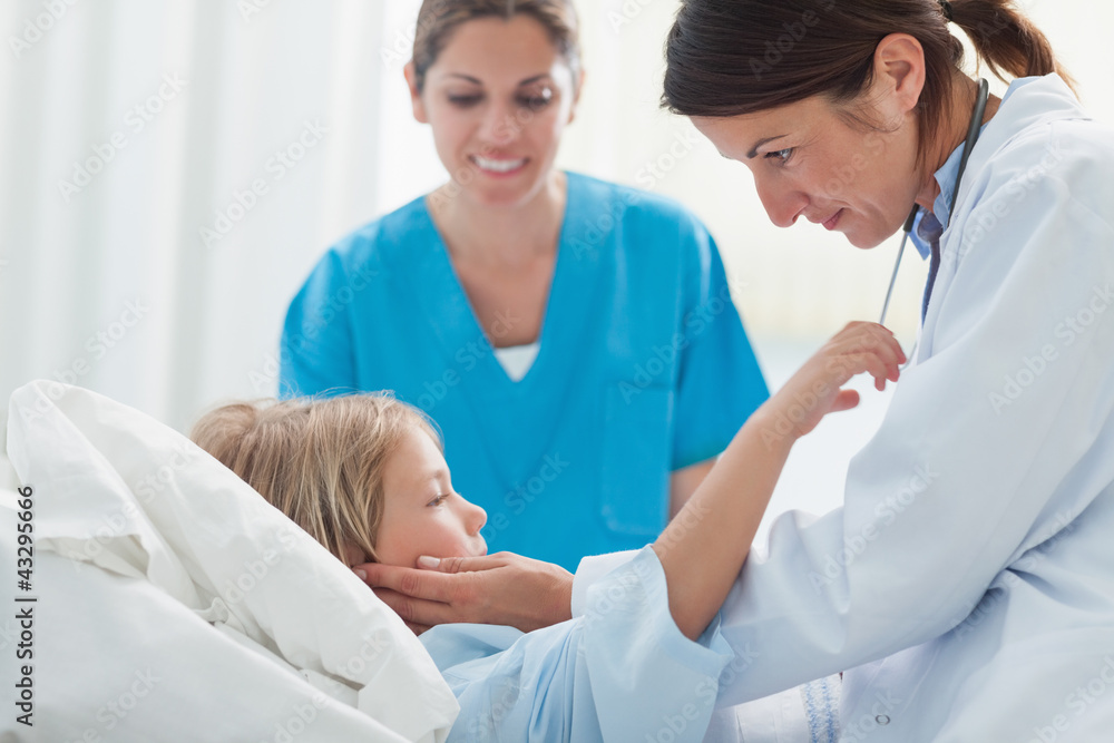 Obraz premium Doctor touching a child