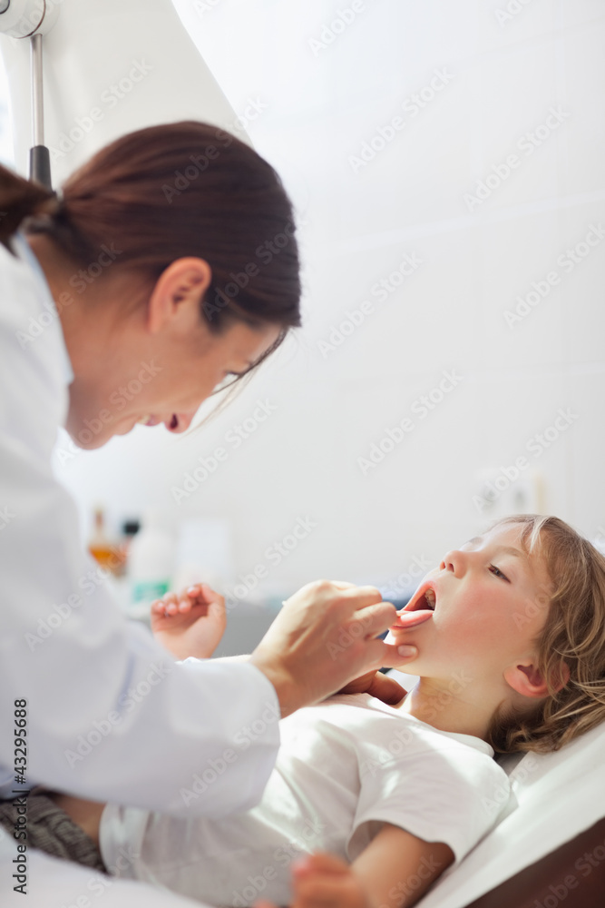 Fototapeta premium Doctor examining a child