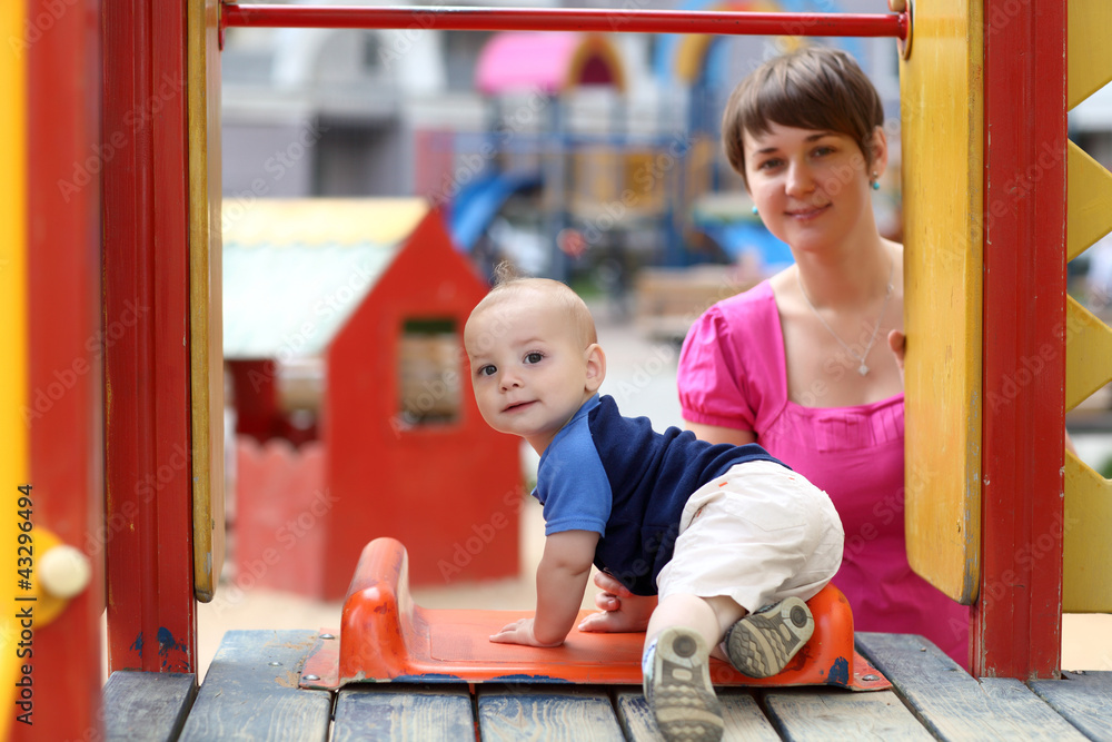 Obraz premium Baby going to sliding