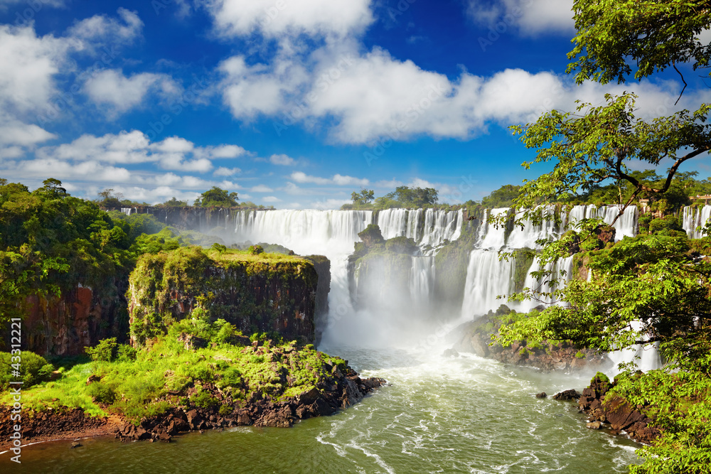 Naklejka premium Iguassu Falls, widok od strony argentyńskiej