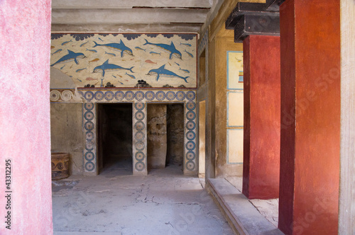 Inside the palace of Knossos © banepetkovic