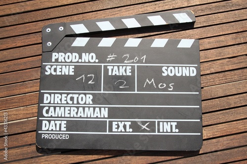 Filmklappe auf Holztisch