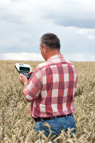Farmer with computing machine in the field © Edler von Rabenstein