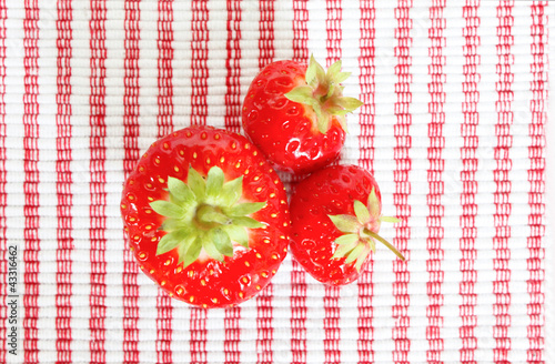 drei Erdbeeren von oben