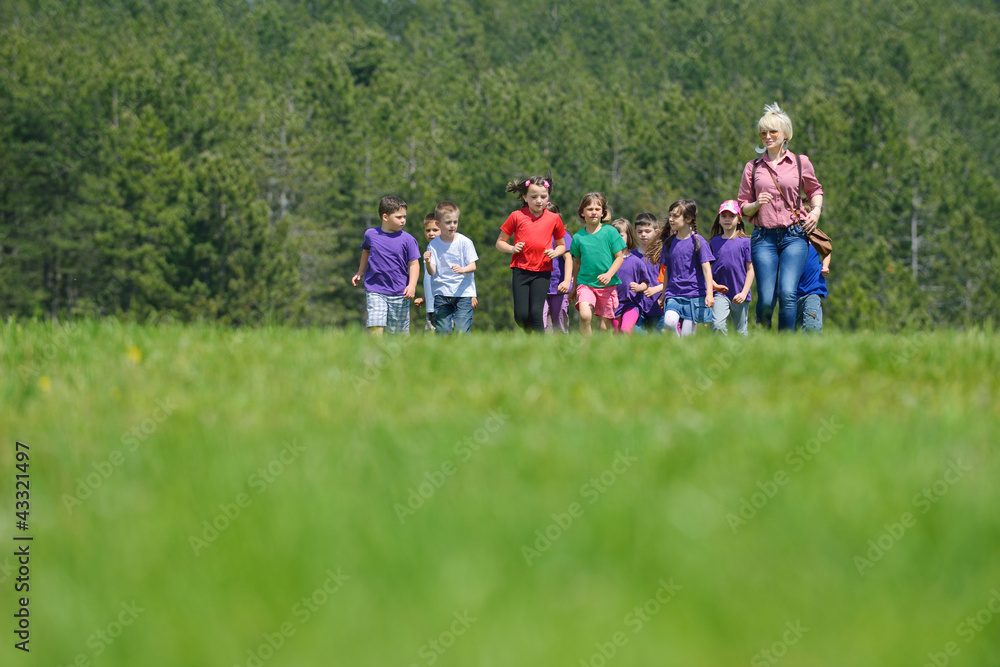 Obraz premium happy kids group have fun in nature