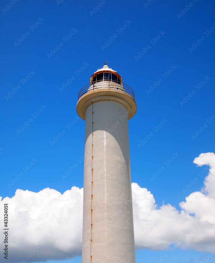 白亜の灯台と青空と雲