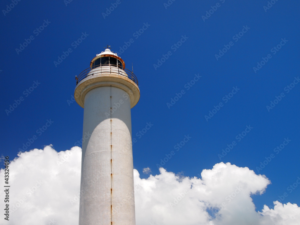 白亜の灯台と青空と雲