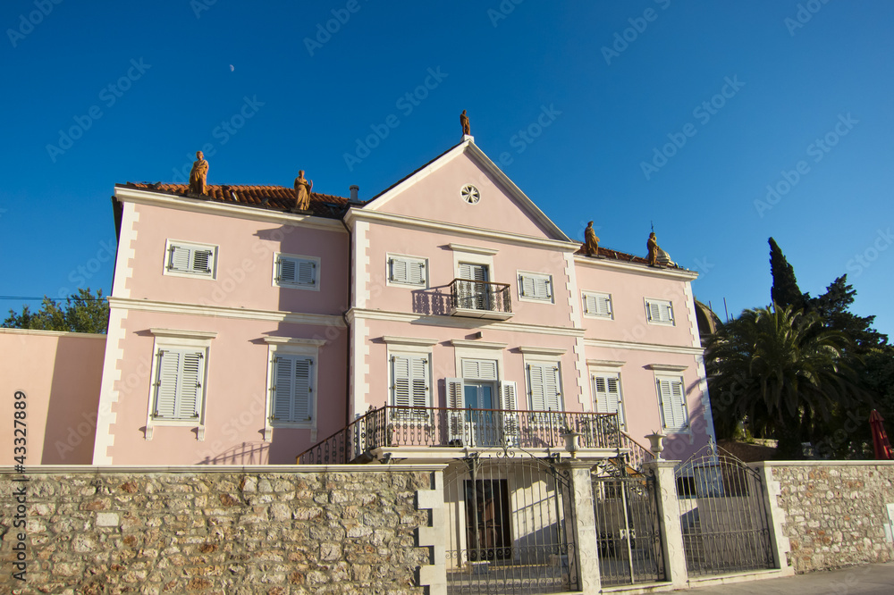 Fototapeta premium ancient pink villa in stari grad, croatia