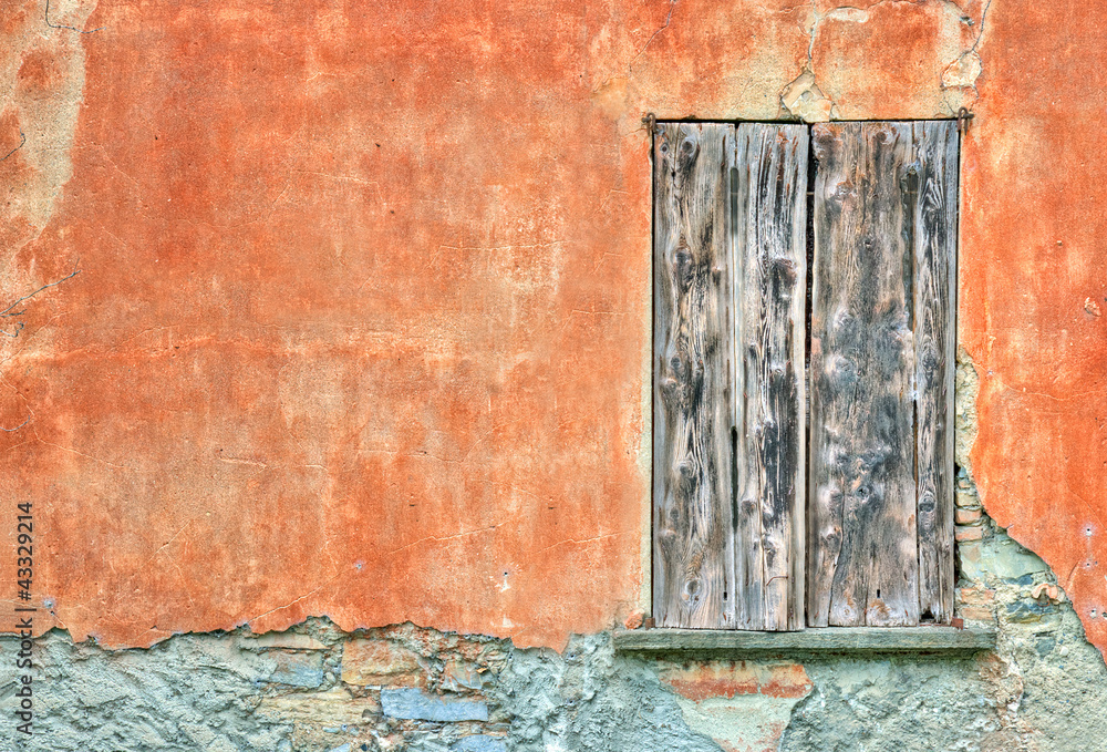Naklejka premium Old door by an orange wall