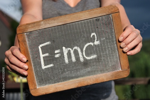 Naklejka alte Schultafel mit physikalischer Formel ‘E=mc²'