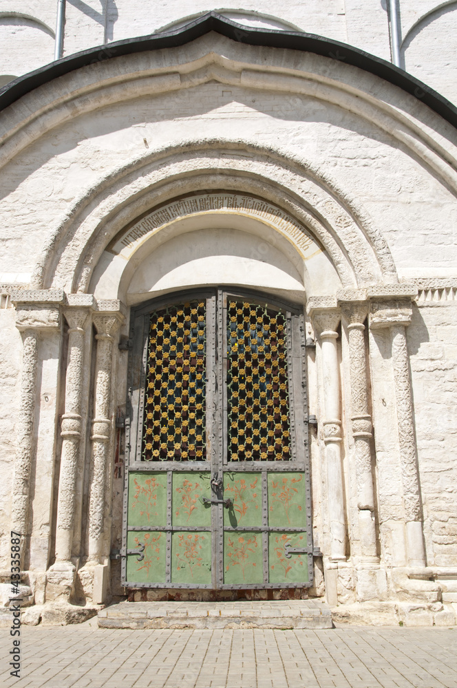Старинные  ворота в храм  в Суздале