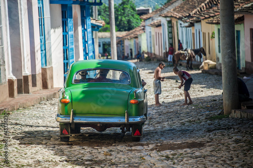 circulation dans vieille rue cubaine