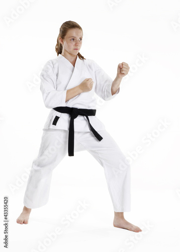 Niña haciendo artes marciales,cinta negra karate.