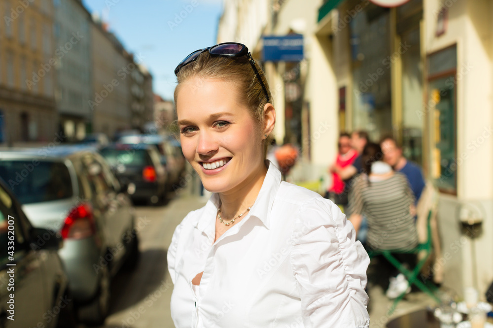 Junge Frau im Sommer in der Stadt Junge Frau im Sommer in der Stadt