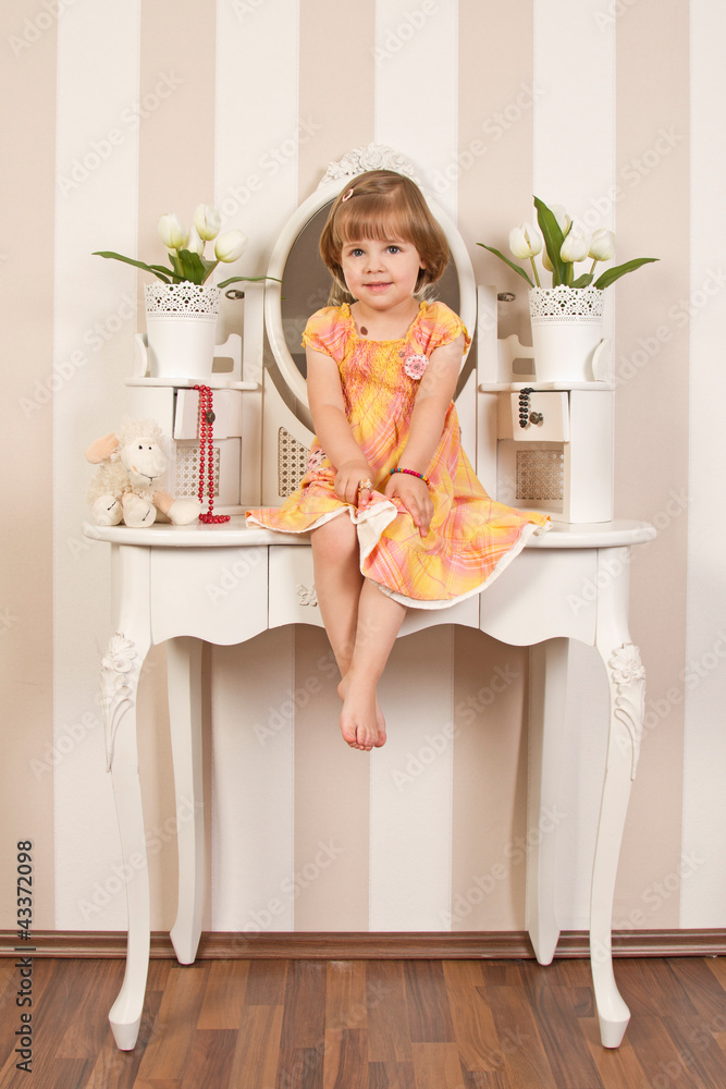 Obraz premium mädchen auf schminktisch