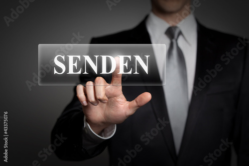 Mann drückt touchscreen button - senden