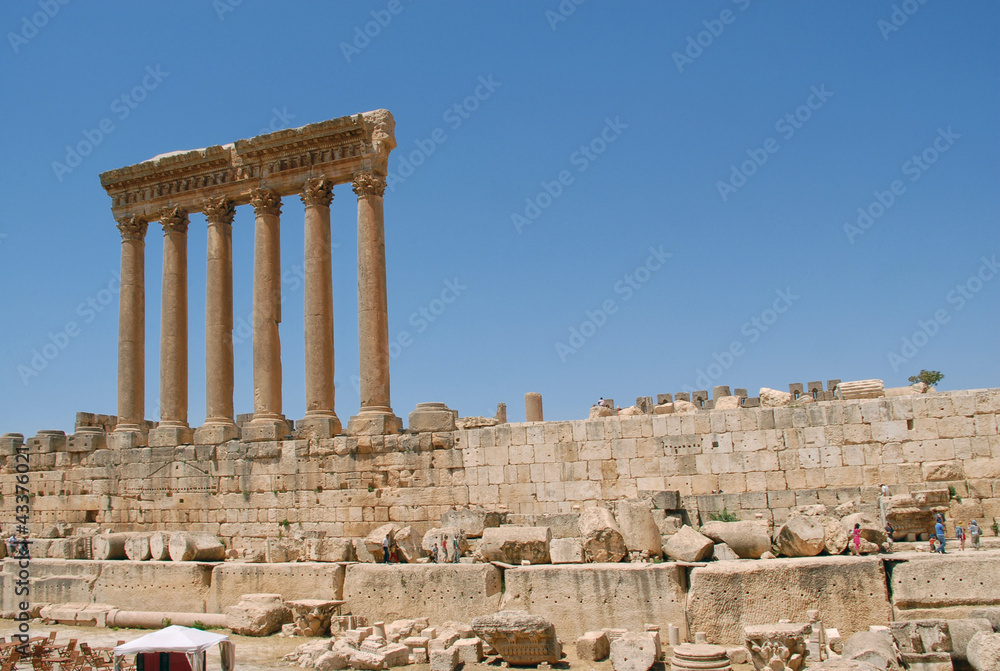 Obraz premium Jupiter s temple ancient Roman columns, Baalbek, Lebanon