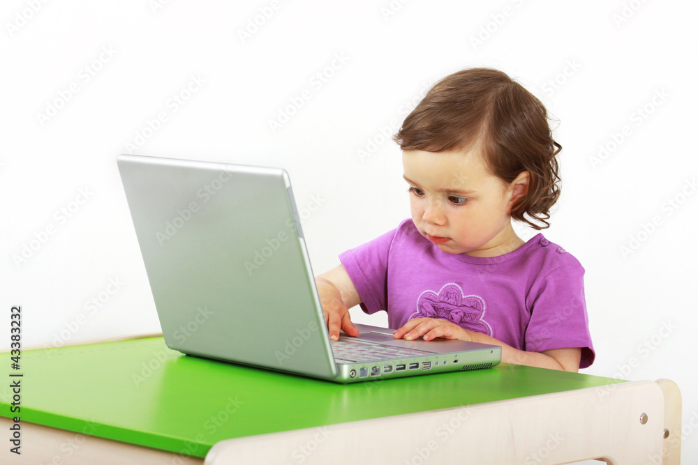Mädchen surft mit einem Laptop im Internet Mädchen surft mit einem Laptop im Internet