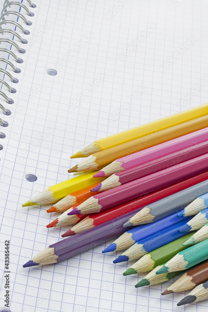 Buntstifte auf kariertem Papier Buntstifte auf kariertem Papier