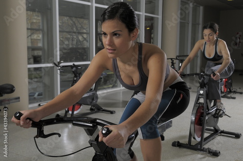 Mujer joven haciendo gimnasia en bicicleta
