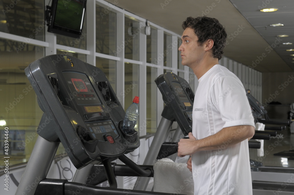 Hombre joven haciendo gimnasia Hombre joven haciendo gimnasia