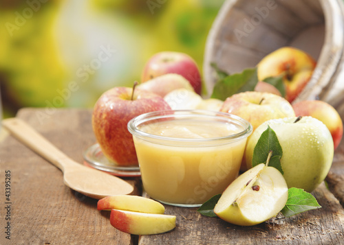 Foto Preparing apple puree or sauce