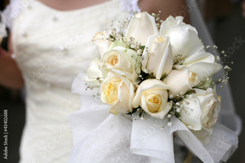 Bride holding bouquet of flowers