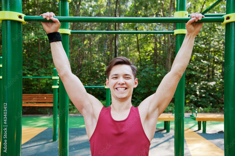 Naklejka premium Young man doing fitness exercise