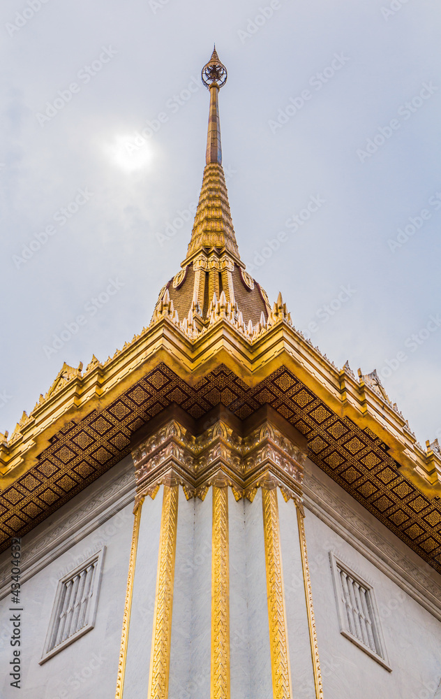 Fototapeta premium roof laythai temple with sky thailand